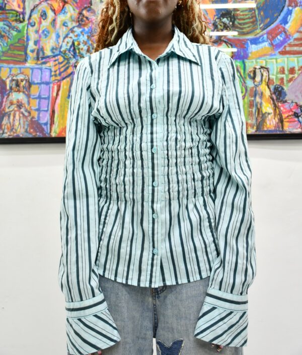 Cinched shirt
Medium - large